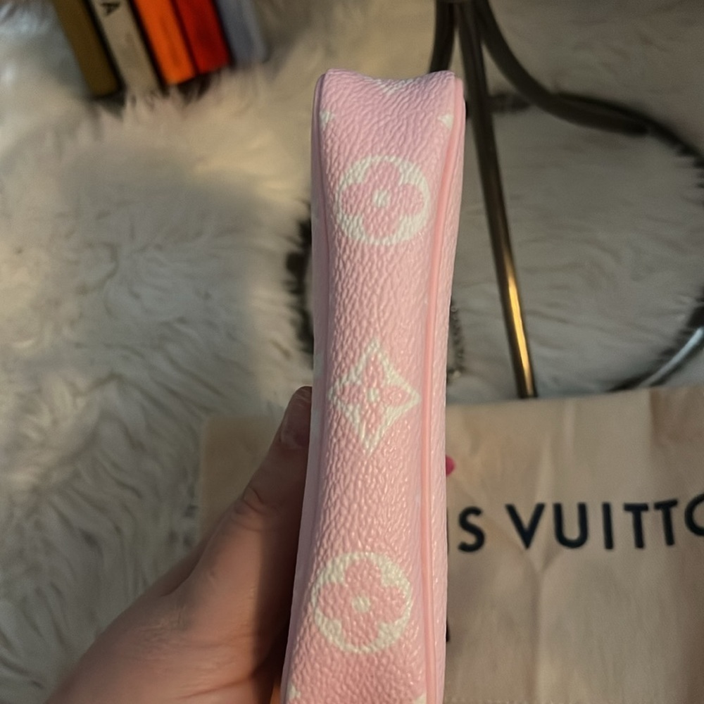 LOUIS VUITTON Escale Mini Pochette Accessoires Pastel Monogram LV - Picture 7 of 9